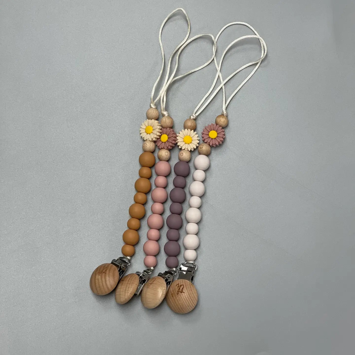 Daisy Grande Pacifier Clip